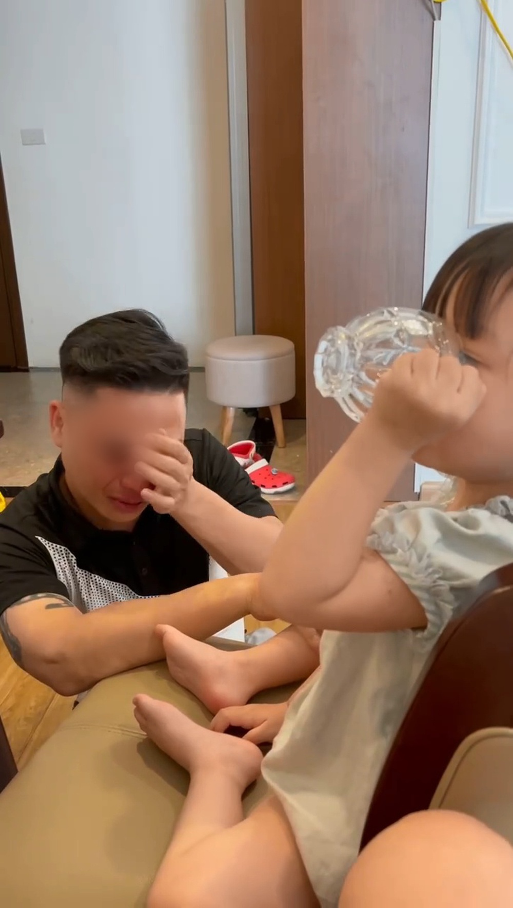 Biết con gái sắp đi học, ông bố khóc cạn nước mắt nhưng thái độ của bé khiến ai nấy bật cười! - Ảnh 4. Biết con gái sắp đi học, ông bố khóc cạn nước mắt nhưng thái độ của bé khiến ai nấy bật cười! - Ảnh 4.