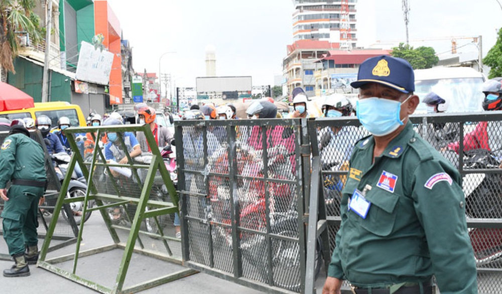 Covid-19: Campuchia bắt giữ 2 người Trung Quốc giả nhân viên y tế - Ảnh 3.