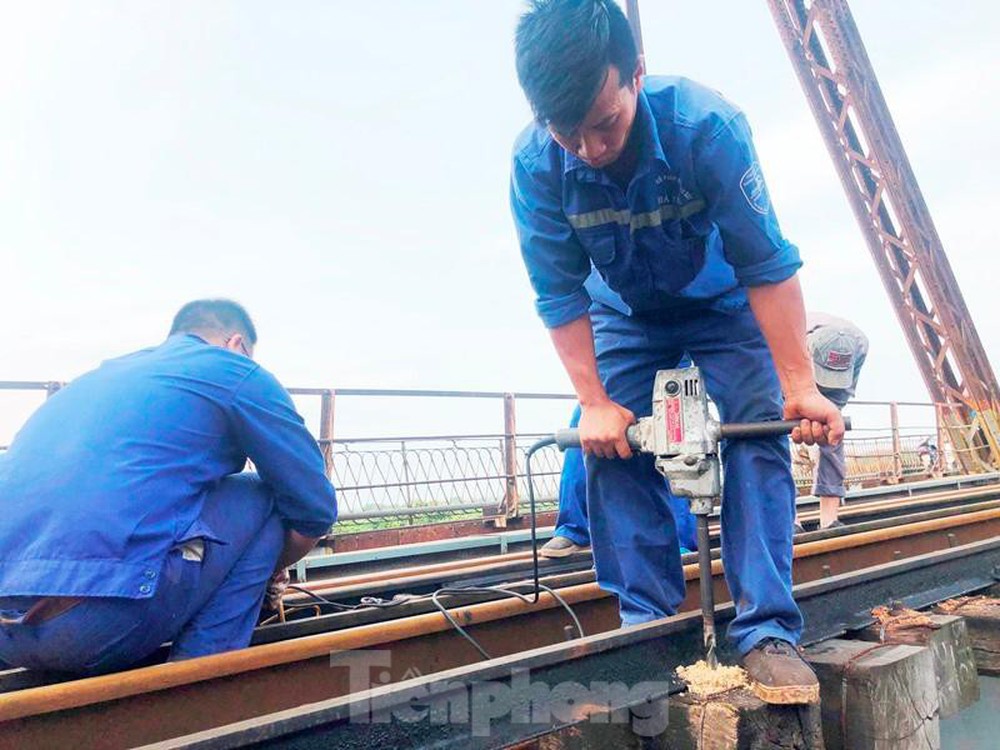 Bong ốc vít, xô lệch tà vẹt, ván đệm đường sắt chạy qua cầu Long Biên - Ảnh 5.