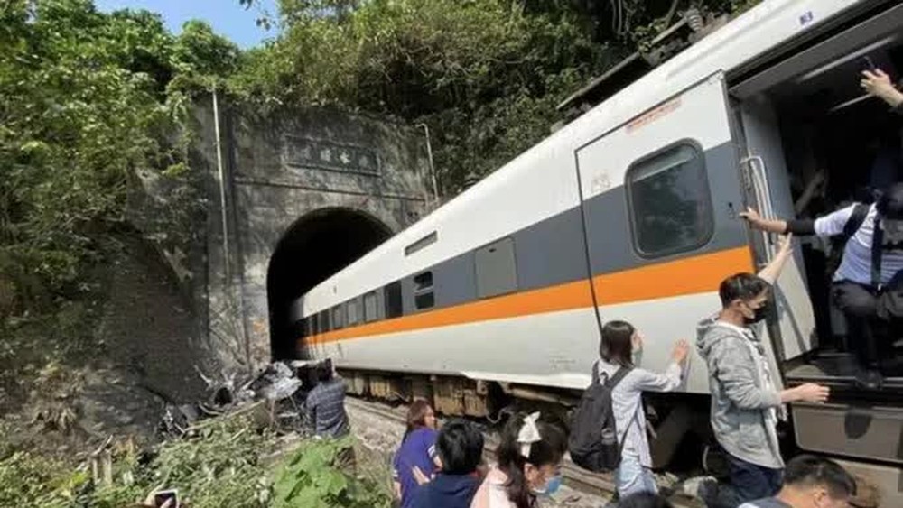 Đài Loan: Tàu trật đường ray trong đường hầm, hàng chục người thương vong - Ảnh 3.