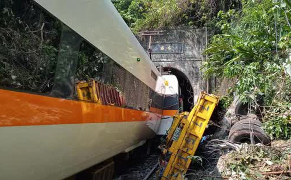 Đài Loan: Tàu trật đường ray trong đường hầm, hàng chục người thương vong