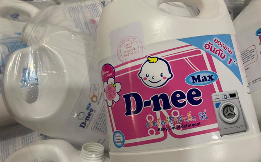 Hà Nội: Đột kích xưởng sản xuất quy mô lớn giả nhãn hiệu nước giặt Dnee