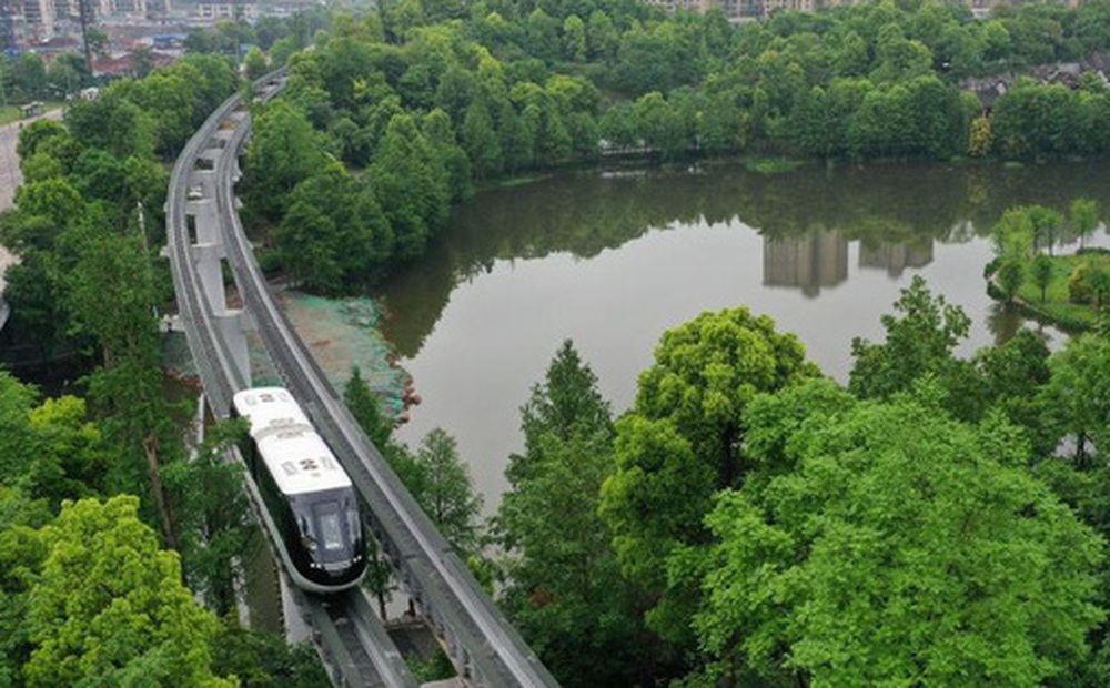Thành phố này ở Trung Quốc đồng thời đưa hệ thống xe bus và tàu điện tự hành vào hoạt động