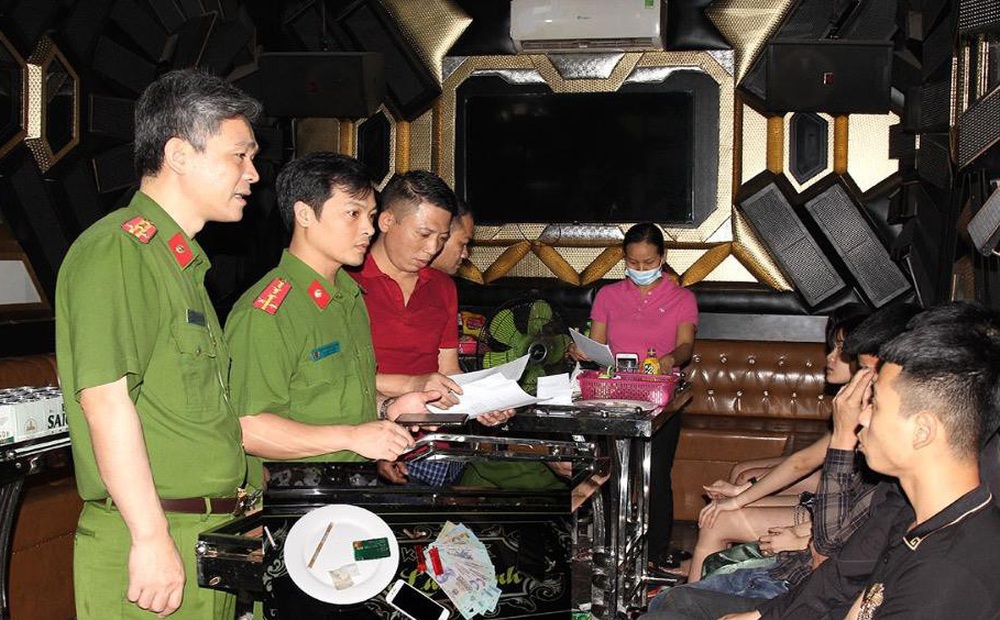 Bắt 3 cặp đôi “bay lắc” trong quán karaoke