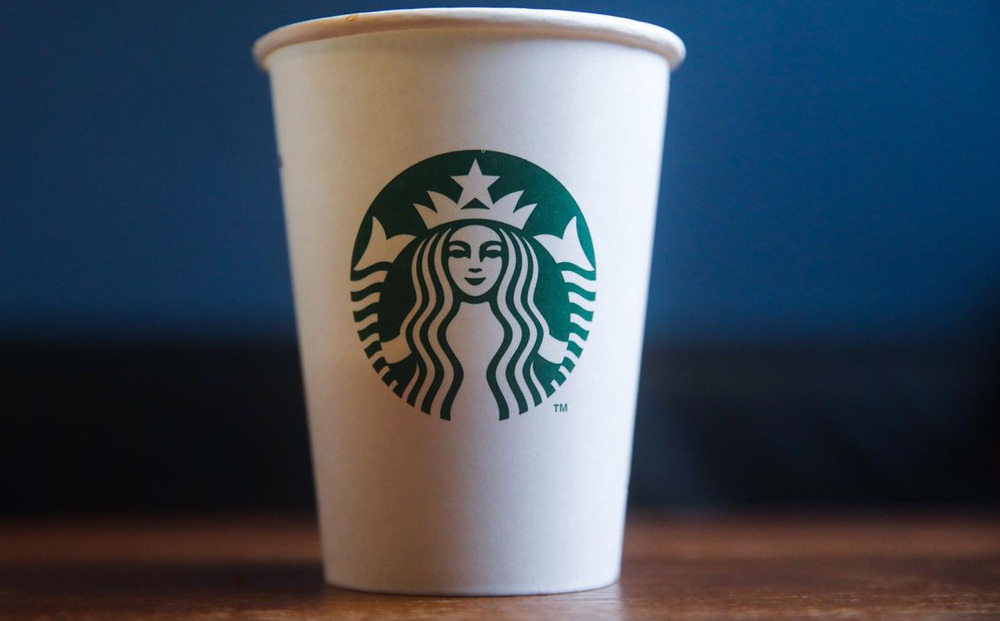 Nghệ thuật 'thao túng tâm lý người tiêu dùng' lý giải vì sao 1 chiếc ly Starbucks có thể được bán với giá 20 triệu đồng