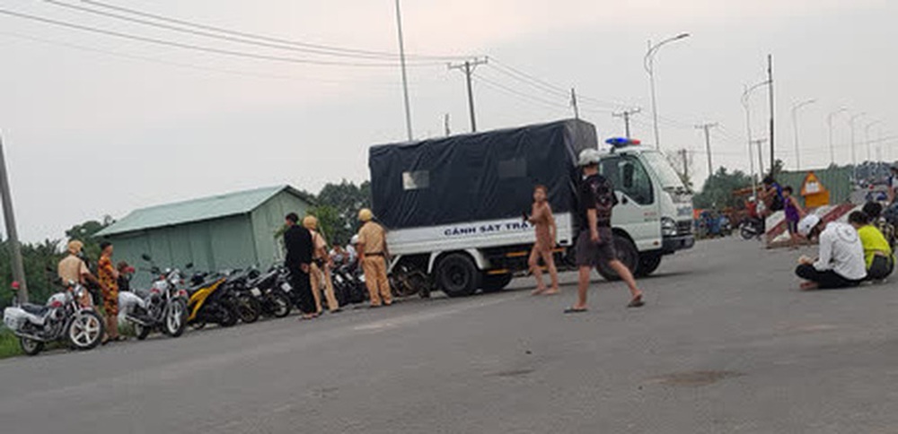  Tụ tập nẹt pô, chuẩn bị đua xe, hàng chục thanh thiếu niên bị CSGT đón lõng, đưa về đồn  - Ảnh 1.