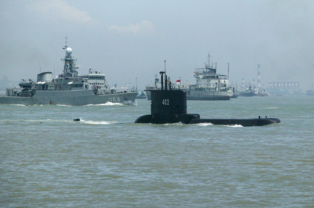 Lần theo vết dầu loang của tàu ngầm Indonesia mất tích - Ảnh 1.