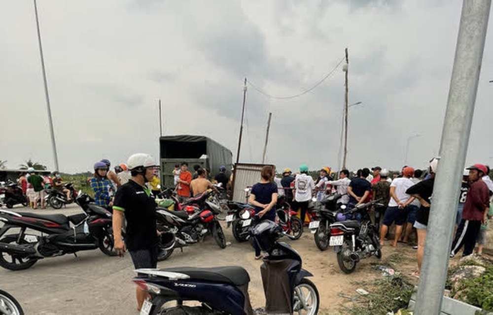  Tụ tập nẹt pô, chuẩn bị đua xe, hàng chục thanh thiếu niên bị CSGT đón lõng, đưa về đồn  - Ảnh 3.