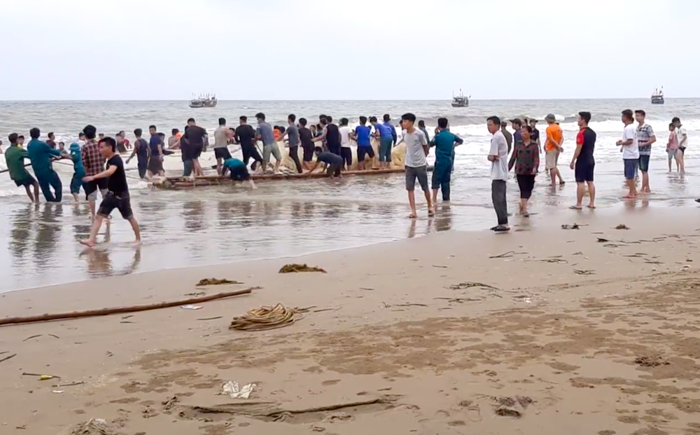 Hàng trăm người dùng lưới lớn tìm 3 học sinh đuối nước đang mất tích trên biển