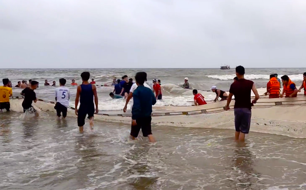 Vụ 4 nam sinh mất tích trên biển: Thi thể 2 nam sinh dạt vào bờ cách hiện trường 7km