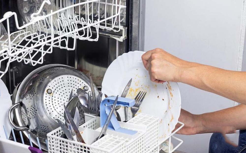 Bột rửa còn nguyên, bát đũa nhờn bẩn khi dùng máy rửa bát và nguyên nhân khiến 'khổ chủ' cũng bất ngờ