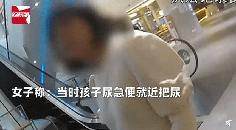 Cho con tiểu tiện vào thùng rác ở trung tâm thương mại bị ngăn cản, người phụ nữ giáng nguyên cú tát vào mặt nhân viên vệ sinh - Ảnh 2.