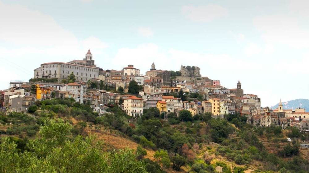 Thêm một thị trấn ở Italia rao bán nhà với giá 1 euro - Ảnh 1.