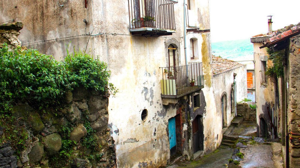 Thêm một thị trấn ở Italia rao bán nhà với giá 1 euro - Ảnh 3.