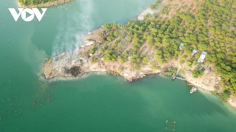 Cận cảnh kho gỗ lậu cực lớn dưới lòng hồ Thuỷ điện Sê San 4 - Ảnh 1.