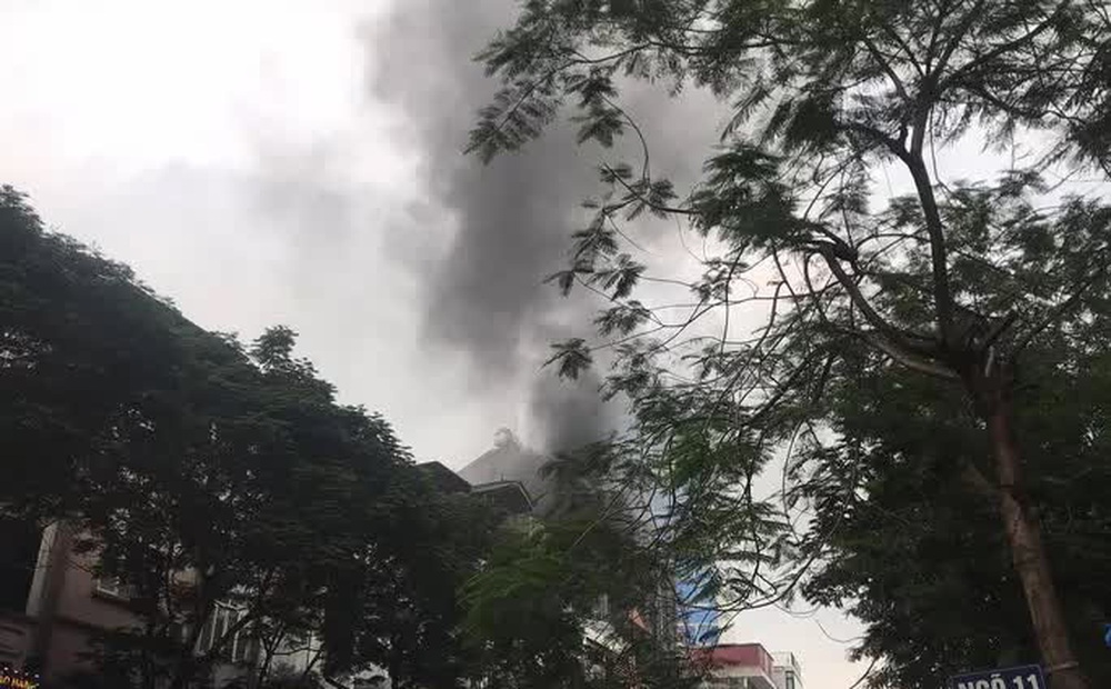 Cháy lớn tại nhà hàng Nét Huế đúng giờ tan tầm, giao thông ùn tắc kéo dài