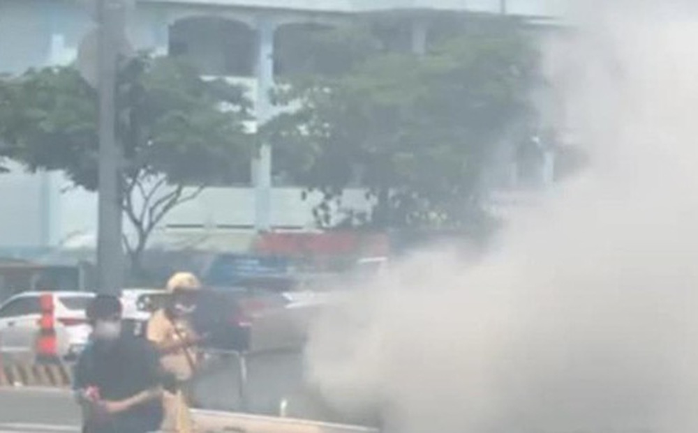 Xế hộp BMW bốc khói nghi ngút trên phố