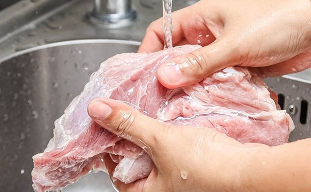 Đừng chần hay rửa nước nóng, đây mới là cách làm giúp thịt lợn ra hết chất độc hại
