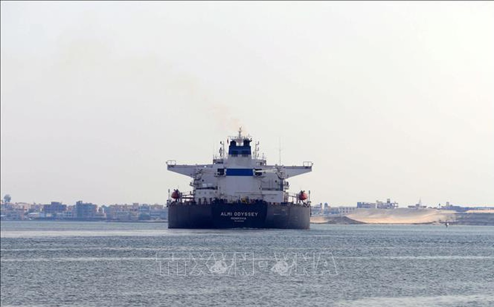Kênh đào Suez sắp giải tỏa hoàn toàn tình trạng ùn tắc