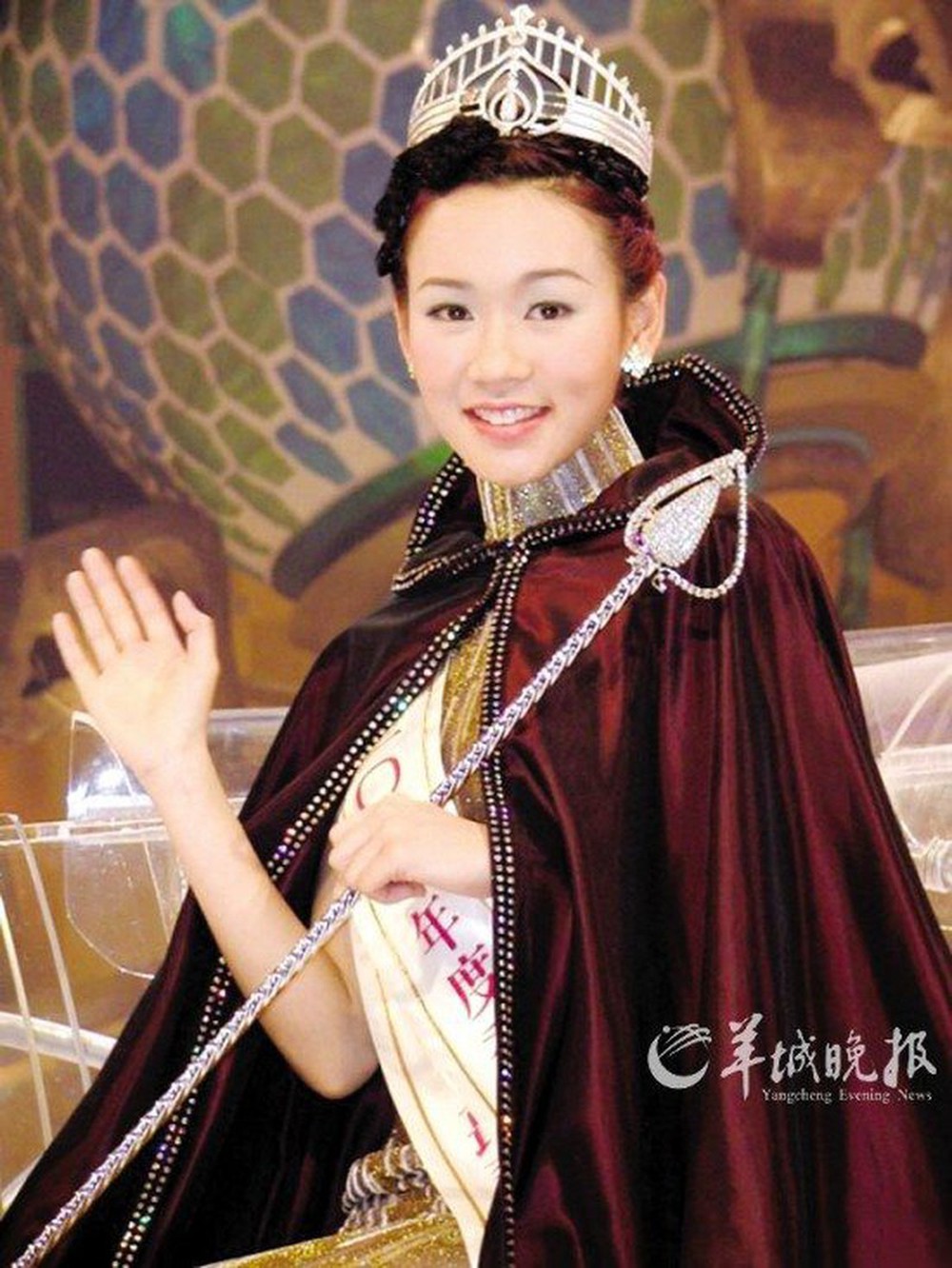 Hoa hậu Hong Kong tuột dốc vì chửa hoang, phải bán bia kiếm sống, nói dối cưới được đại gia - Ảnh 1.