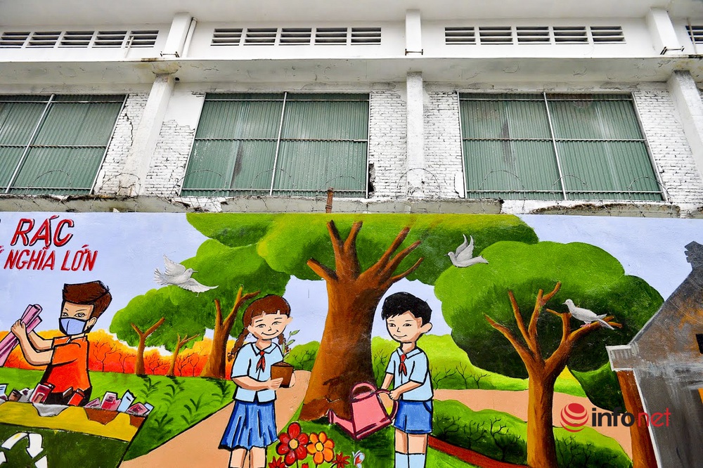 Hà Nội: Bức tường bích họa xóa ký ức vụ cháy kinh hoàng 2 năm trước ở Công ty Rạng Đông - Ảnh 1.