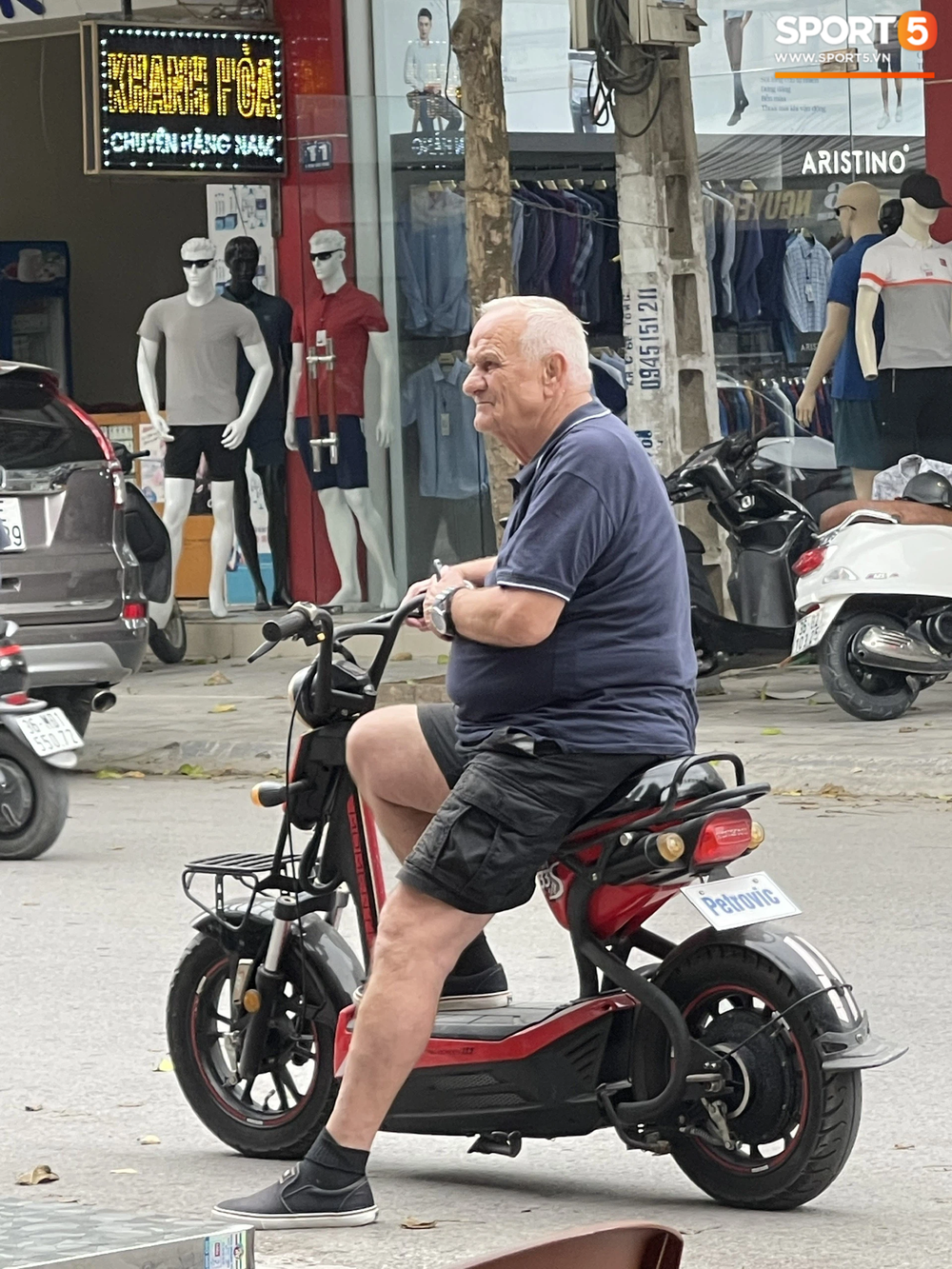 Bố già Ljupko Petrovic cưỡi xe điện đi dạo phố - Ảnh 4.
