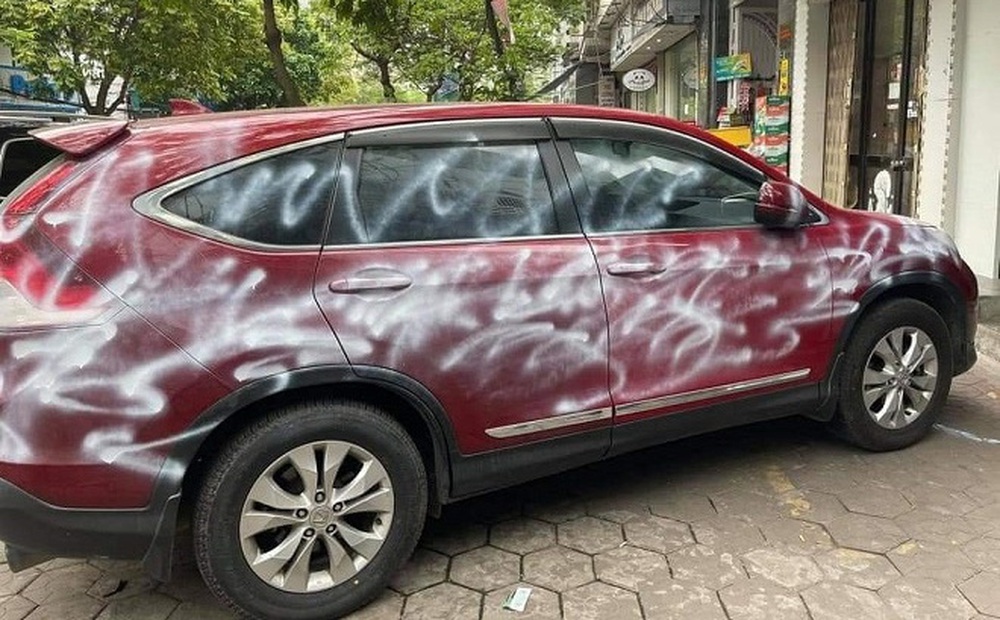 Ô tô Honda CR-V bị phun sơn loang lổ vì đỗ chắn cửa hàng ở Hải Phòng