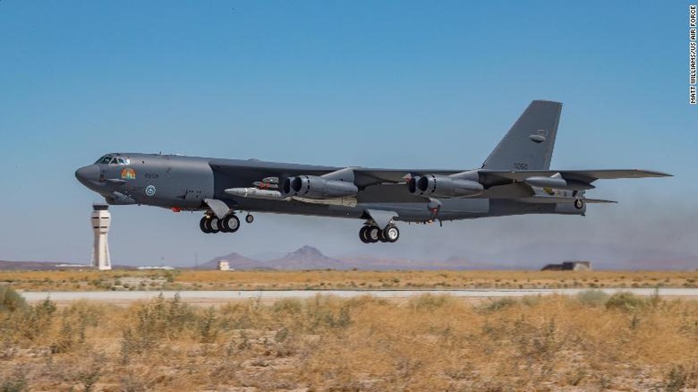 Tên lửa siêu vượt âm của Mỹ phóng thất bại, không tách được khỏi máy bay B-52 - Ảnh 1.