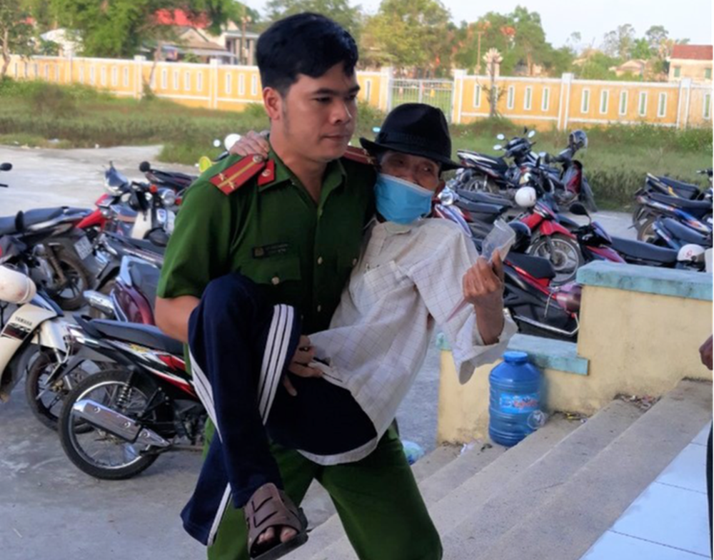 Cảm động hình ảnh cán bộ, chiến sĩ công an giúp dân làm căn cước công dân - Ảnh 1.