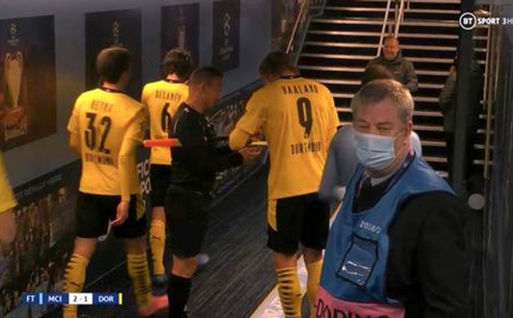 Trọng tài xin chữ kí của Haaland, Pep Guardiola nói gì?