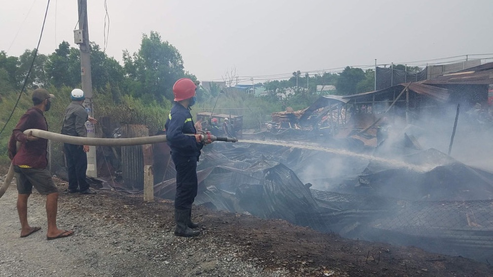 Cháy lớn ở huyện Hóc Môn, TP HCM - Ảnh 1.