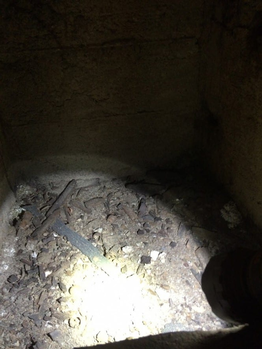 Căn hầm dưới phòng ăn nhiều năm đóng im ỉm, khi mở ra cảnh tượng bên trong khiến chủ nhà xanh mặt - Ảnh 10.