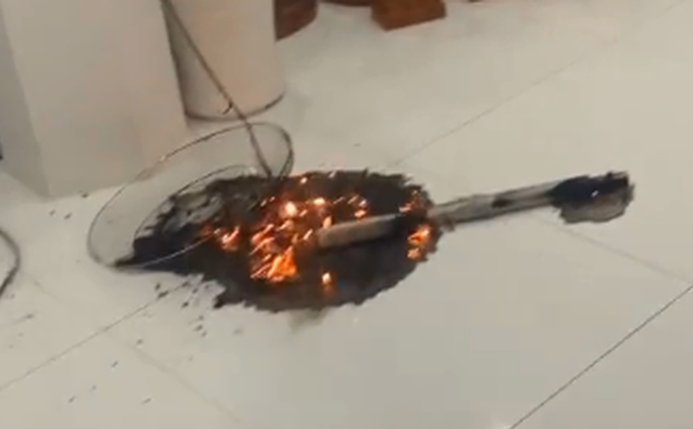 Chiếc quạt cây cháy đen thui, chảy nhựa ra sàn khi vẫn đang cắm điện: Hiểm họa từ thói quen mà nhiều gia đình mắc phải