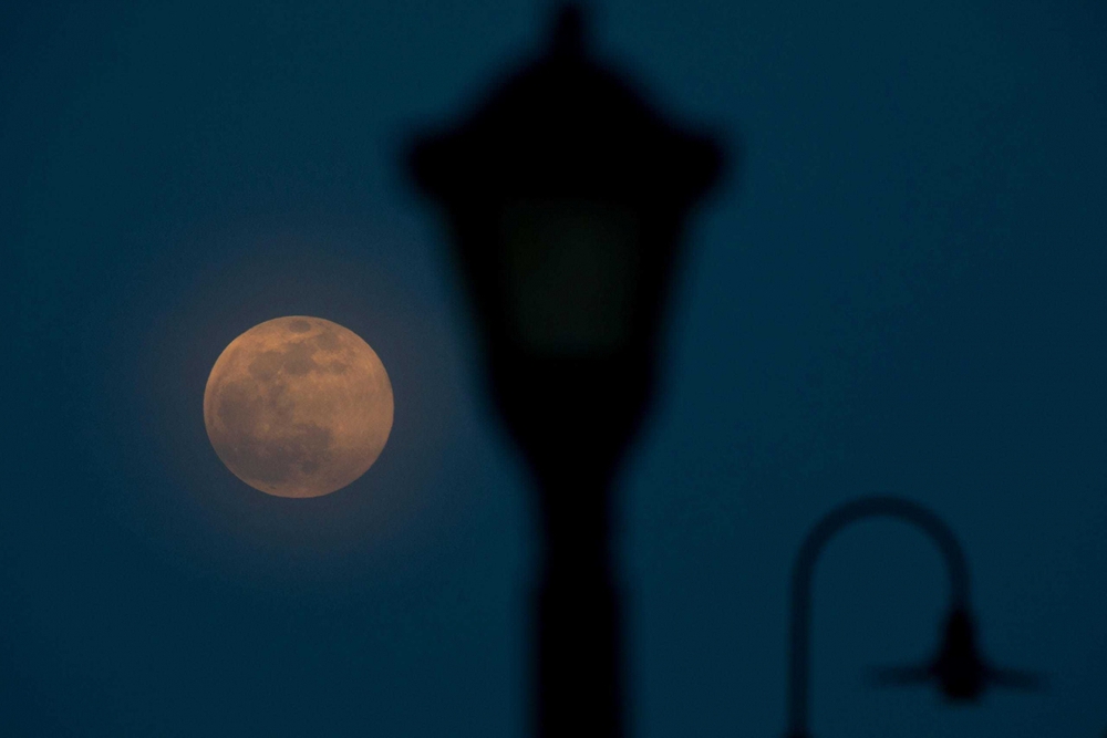 Chiêm ngưỡng chùm ảnh siêu trăng hồng tuyệt đẹp ở khắp nơi trên thế giới - Ảnh 2.