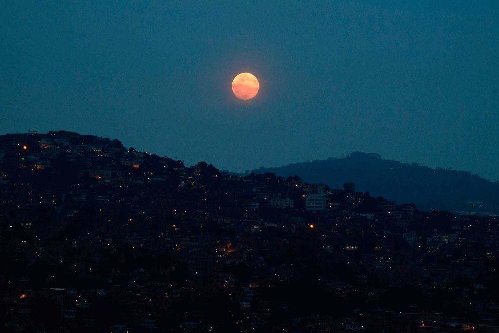 Chiêm ngưỡng chùm ảnh siêu trăng hồng tuyệt đẹp ở khắp nơi trên thế giới - Ảnh 3.