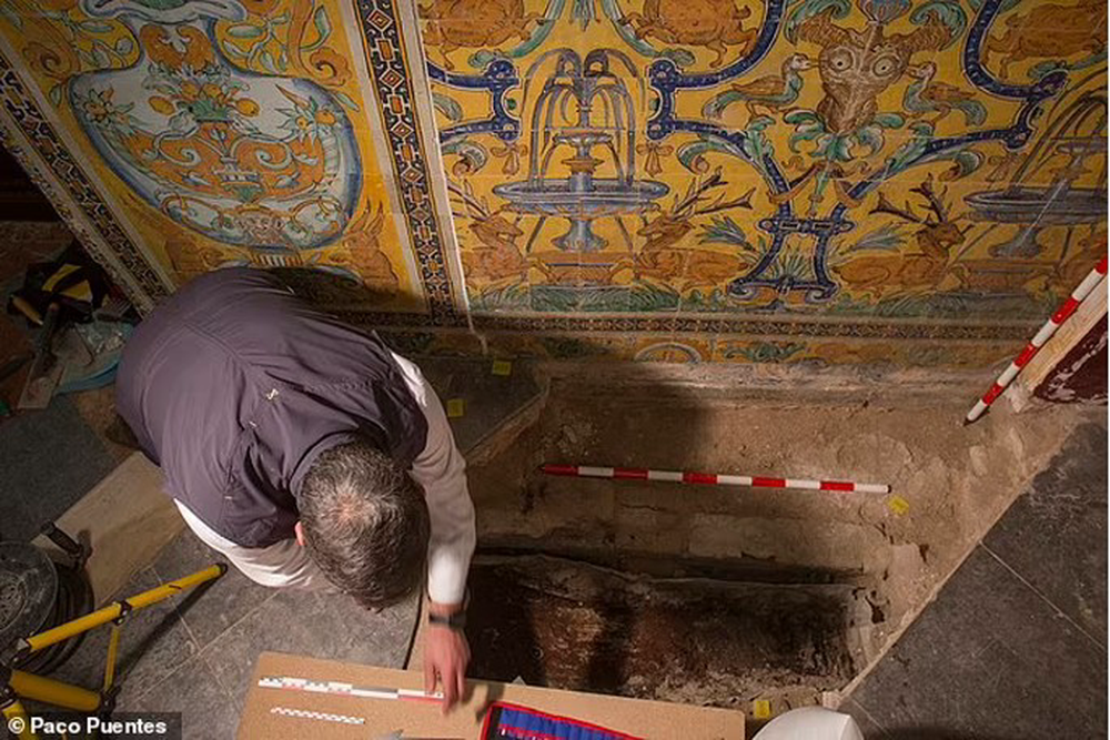 Sửa cung điện, phát hiện cô gái tóc vàng bị giấu dưới sàn 7 thế kỷ - Ảnh 1.