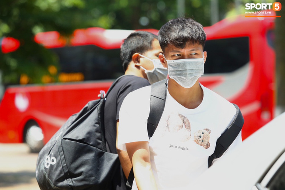 Sao trẻ HAGL hội quân cùng U22 Việt Nam: Dụng Quang Nho, Bảo Toàn ngơ ngác vì nắng Hà Nội - Ảnh 2.