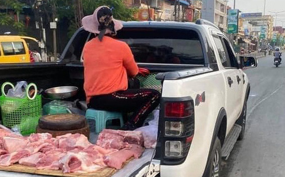 Chị tiểu thương “cưỡi” phương tiện đặc biệt đi bán thịt khiến dân tình xôn xao, gia thế “khủng” không phải vừa!