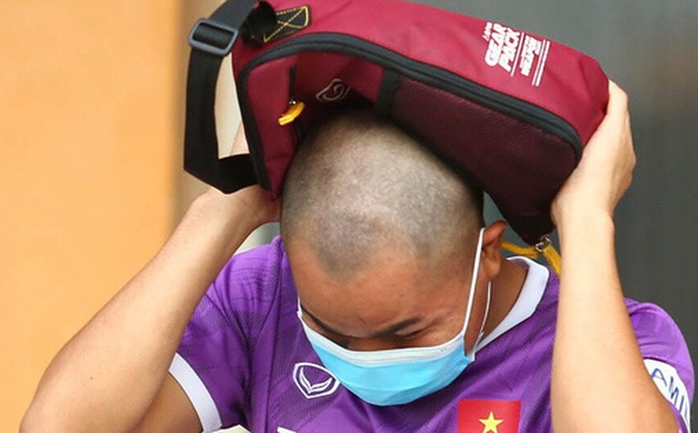 Cầu thủ U22 Việt Nam ngượng ngùng giấu kiểu tóc mới cắt