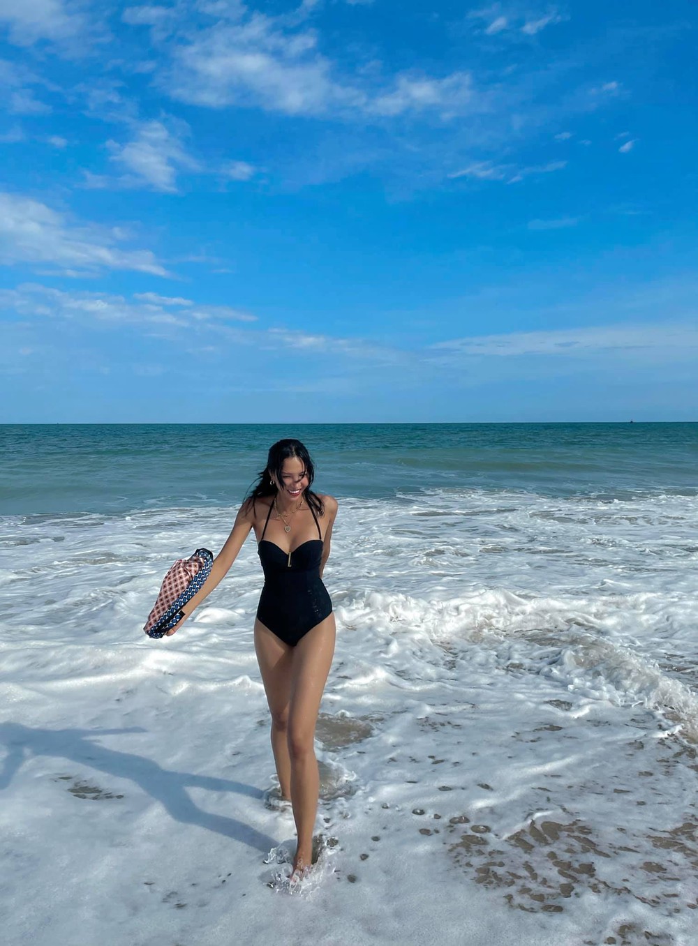 Minh Triệu đăng ảnh bikini gợi cảm, nô đùa cùng sóng biển - Ảnh 4.