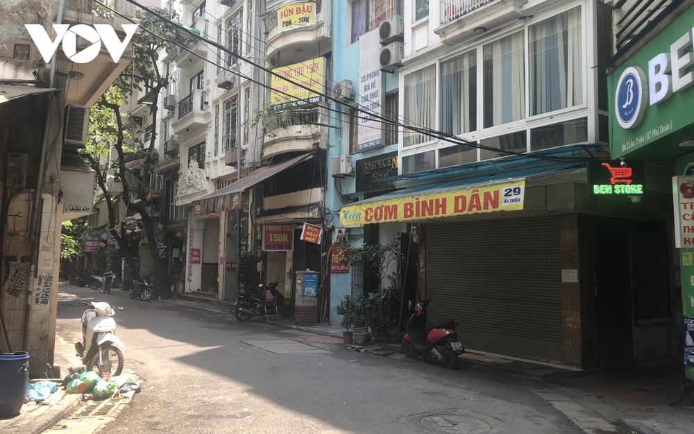 Ảnh: Cửa hàng ăn uống quanh bệnh viện ở Hà Nội chỉ bán mang về - Ảnh 2.