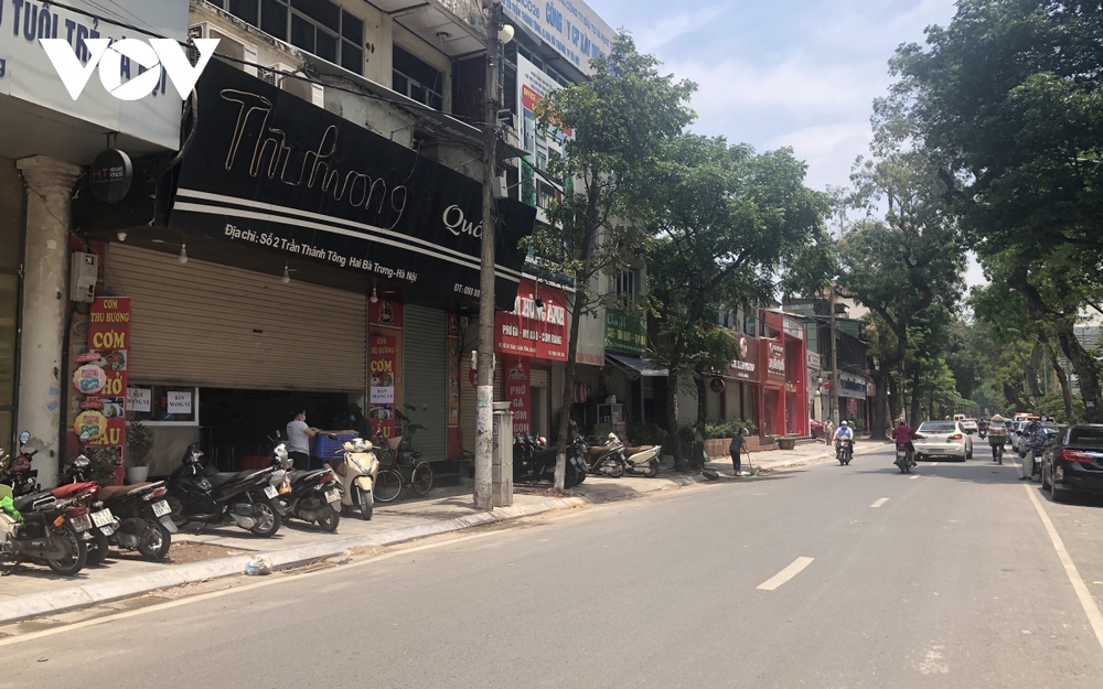 Ảnh: Cửa hàng ăn uống quanh bệnh viện ở Hà Nội chỉ bán mang về - Ảnh 4.