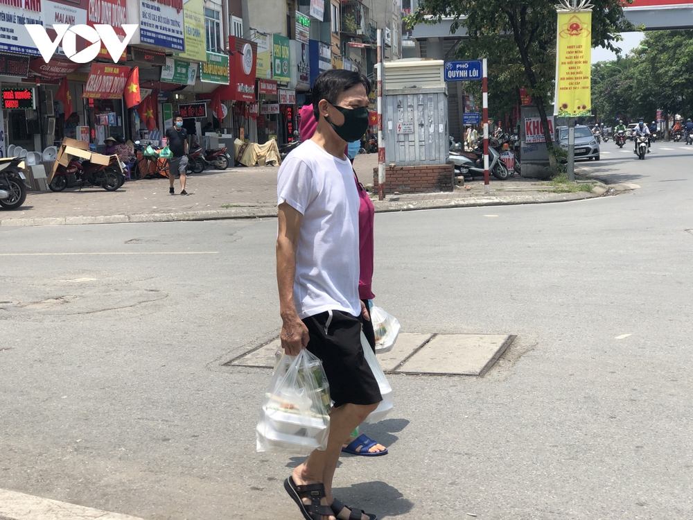 Ảnh: Cửa hàng ăn uống quanh bệnh viện ở Hà Nội chỉ bán mang về - Ảnh 10.
