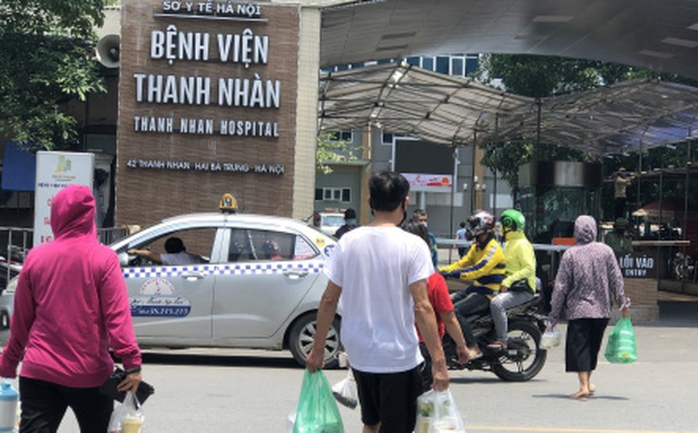 Ảnh: Cửa hàng ăn uống quanh bệnh viện ở Hà Nội chỉ bán mang về