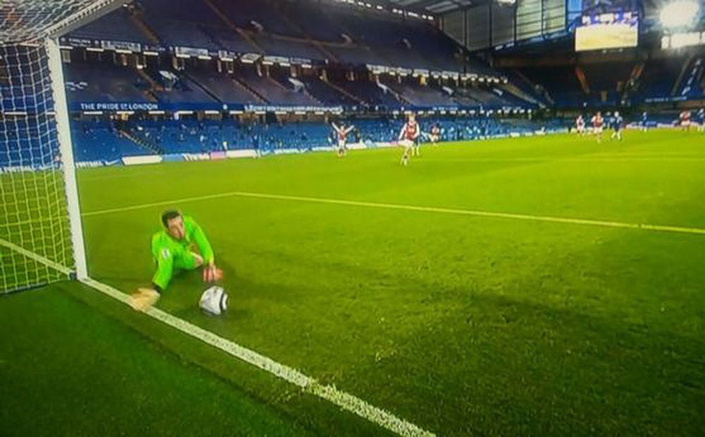 CĐV phát hiện chi tiết bất thường ở bàn thắng của Arsenal