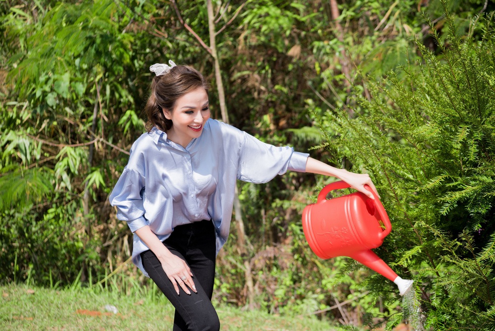 Hoa hậu Phương Khánh ăn vận giản dị đi trồng cây xanh - Ảnh 10.