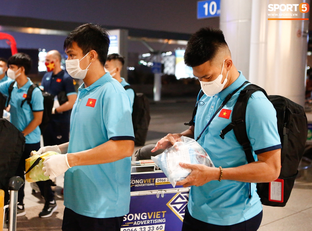 ĐT Việt Nam lên đường lúc nửa đêm, sẵn sàng tranh vé dự Futsal World Cup - Ảnh 7.