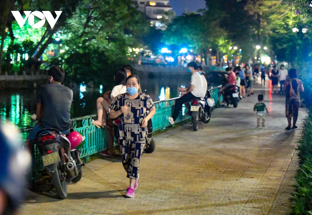 Bất chấp quy định, người dân Thủ đô ùn ùn đổ ra Hồ Tây hóng mát - Ảnh 14.