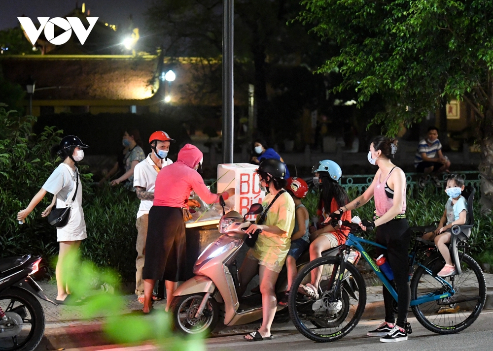 Bất chấp quy định, người dân Thủ đô ùn ùn đổ ra Hồ Tây hóng mát - Ảnh 15.