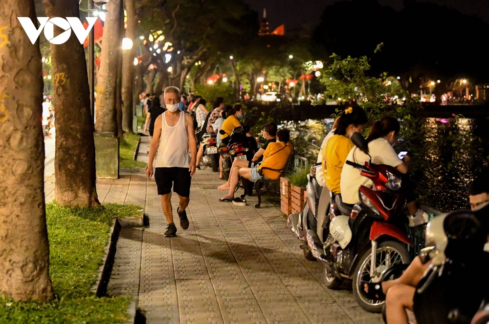 Bất chấp quy định, người dân Thủ đô ùn ùn đổ ra Hồ Tây hóng mát - Ảnh 3.